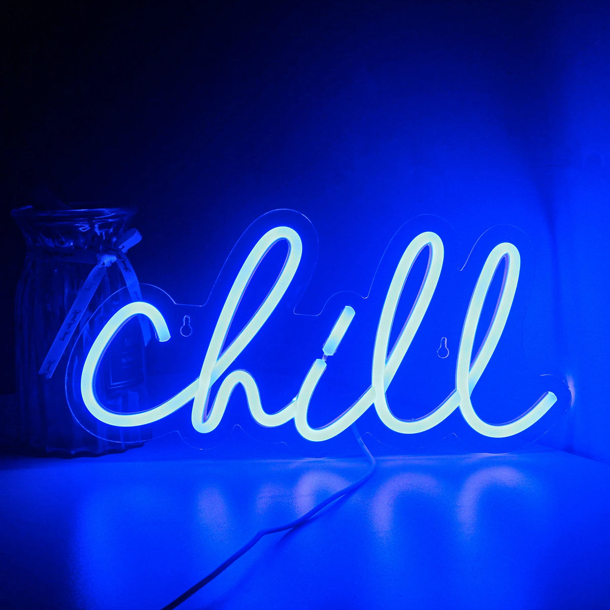 Op de afbeelding is een "Chill" LED-neonbord te zien, met daarop het woord "Chill" in levendige, cursieve letters.