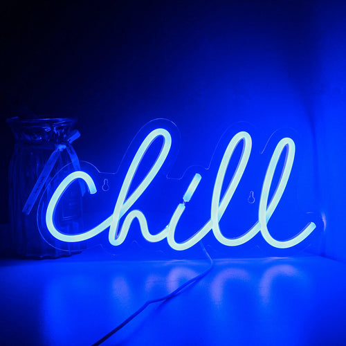 Op de afbeelding is een "Chill" LED-neonbord te zien, met daarop het woord "Chill" in levendige, cursieve letters.