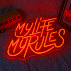 Een levendig LED-neonbord met de tekst "My Life My Rules" in een levendig, cursief lettertype.