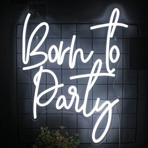 Op de afbeelding staat een levendig "Born to Party" LED-neonbord.