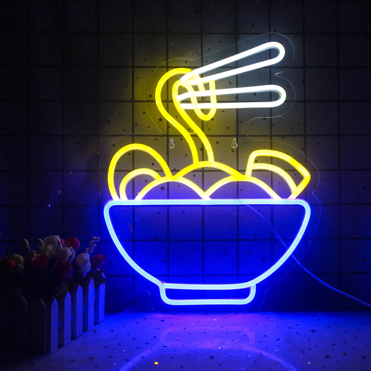 Op de afbeelding staat een levendig LED-neonbord met het woord "Ramen" in opvallende, gestileerde letters.
