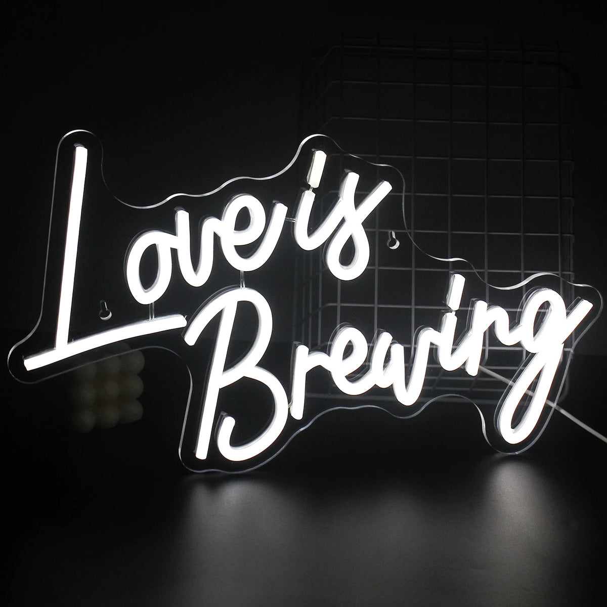 Een levendig LED-neonbord met de tekst "Love is Breaking" in opvallende, moderne typografie.