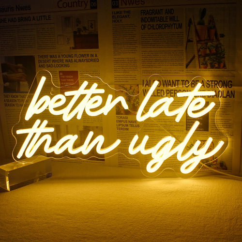 Een levendig LED-neonbord met de tekst "Better Late Than Ugly" in een stijlvol handgeschreven lettertype.