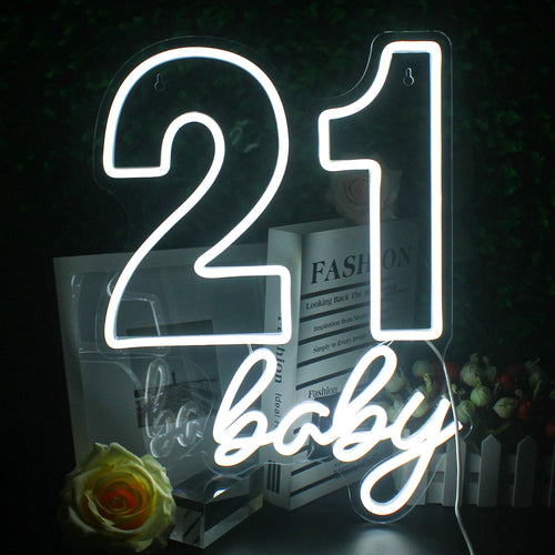 Een levendig LED-neonbord met de tekst "Happy Birthday" in een speels, cursief lettertype.