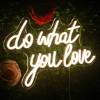 Op de afbeelding staat een opvallend led-neonbord met de motiverende zin "Do What You Love" in opvallende, cursieve letters.