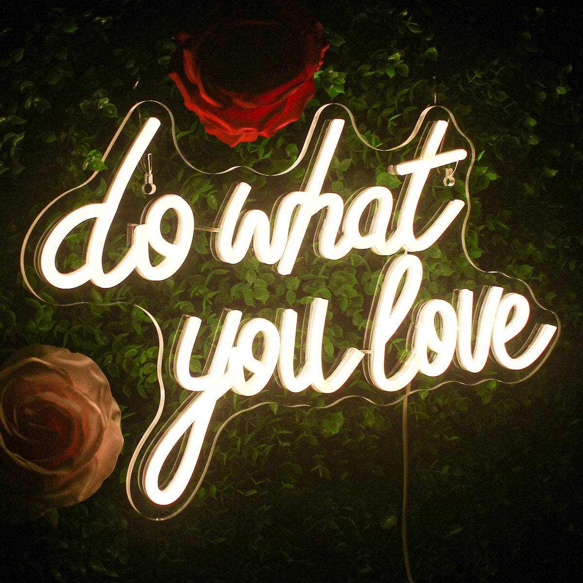 Op de afbeelding staat een opvallend led-neonbord met de motiverende zin "Do What You Love" in opvallende, cursieve letters.