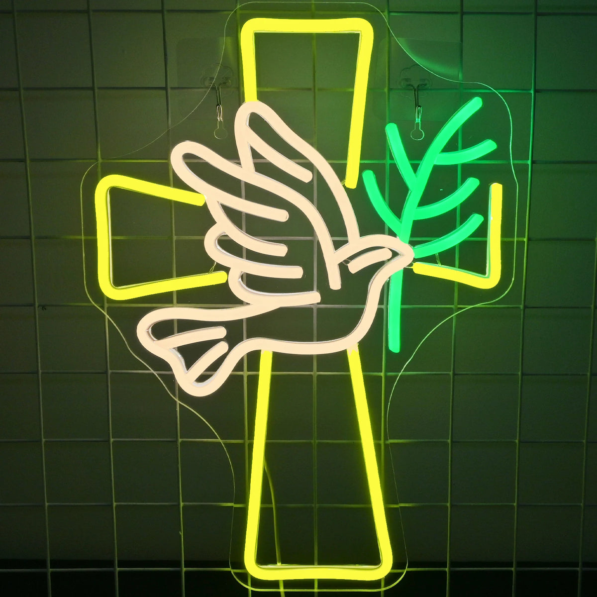 De afbeelding toont een handgemaakt LED-neonbord dat op ingewikkelde wijze twee symbolische elementen combineert: een kruis en een duif.