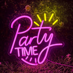 Op de afbeelding is een levendig "Party Time" LED-neonbord te zien, met opvallende, cursieve letters.
