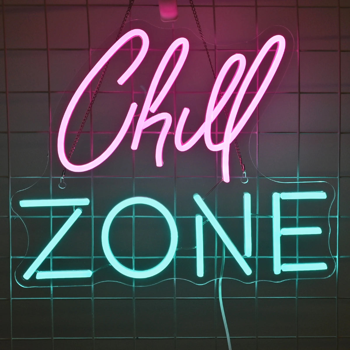Op de afbeelding staat een opvallend LED-neonbord met de tekst "Chill Zone" in een stijlvol, cursief lettertype.