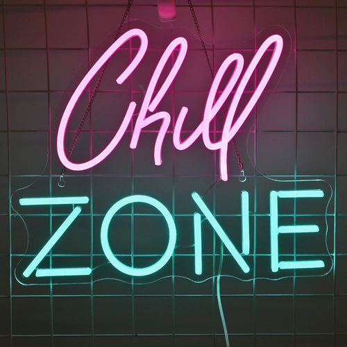 Op de afbeelding staat een opvallend LED-neonbord met de tekst "Chill Zone" in een stijlvol, cursief lettertype.