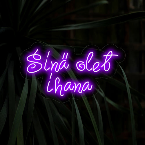 "Sin�� Olet Ihana Neon Sign" voegt een vleugje schoonheid toe met zijn bevestigende boodschap. Het werpt een warme en positieve gloed en creëert een opbeurende en bemoedigende sfeer in uw ruimte.