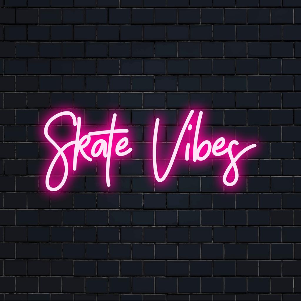 Kleurrijke Skate Vibes LED-neonreclame in modern lettertype. Ideaal voor een energieke wanddecoratie en om karakter te geven aan elke ruimte.