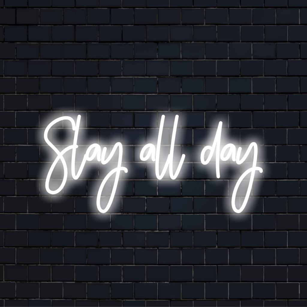 Aangepast LED-neonbord met Slay All Day. Perfecte combinatie van neoncitaten en gepersonaliseerde neondecoratie.