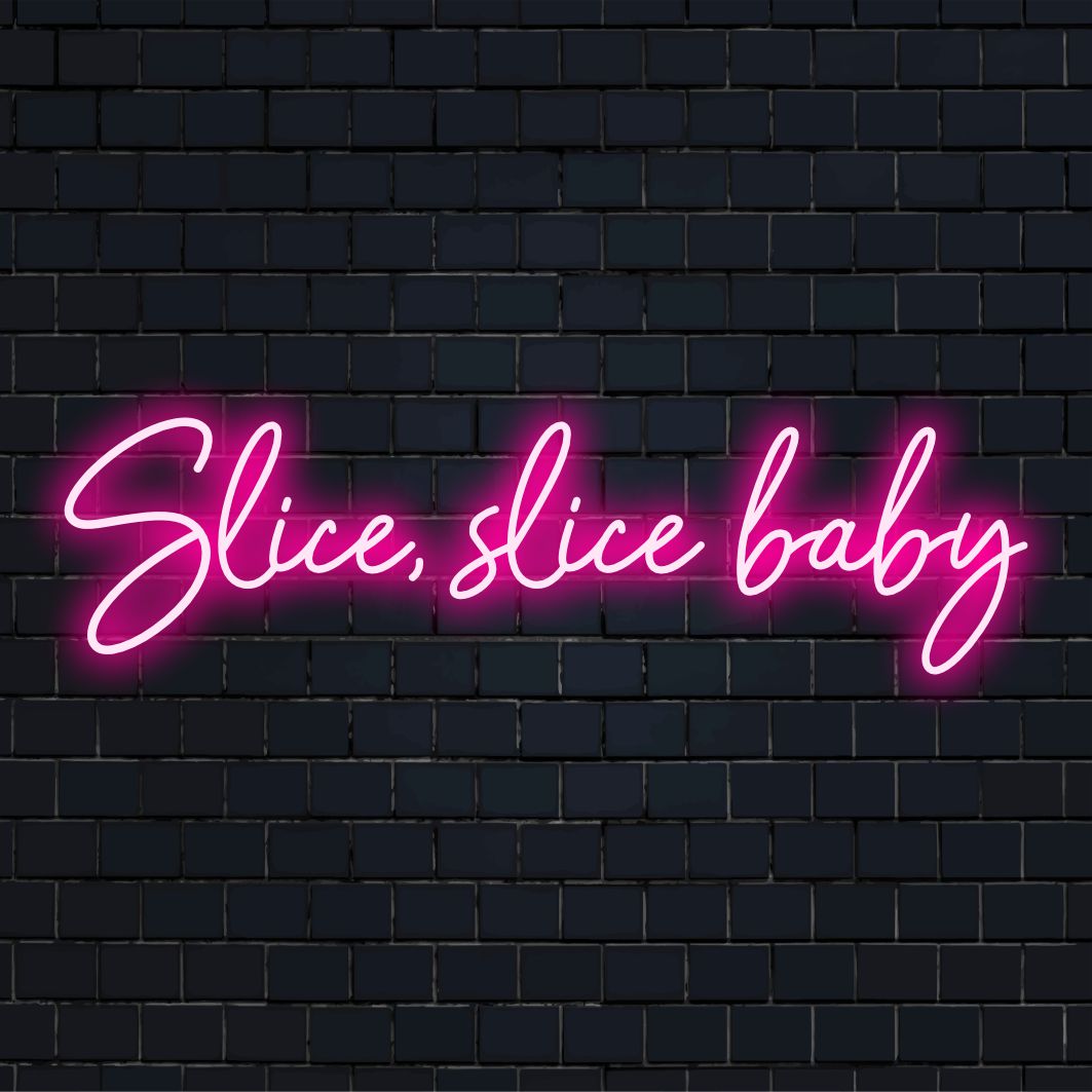 Neonreclame met de tekst 'Slice, Slice Baby', perfect als verlichte decoratie voor in de keuken of eetkamer. Aangepaste led voor een unieke stijl.