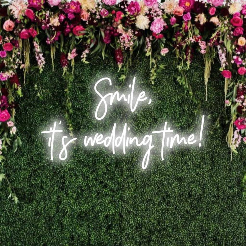 Een op maat gemaakt LED-neonbord met de tekst Smile, It's Wedding Time, perfect als bruiloftsdecoratie of als moderne neoncitaatkunst.