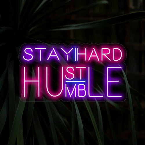 "Stay Humble Hustle Hard Neon Sign" straalt motivatie uit met zijn gloeiende mantra en creëert een sfeer die zowel nederigheid als hard werken aanmoedigt in uw ruimte.