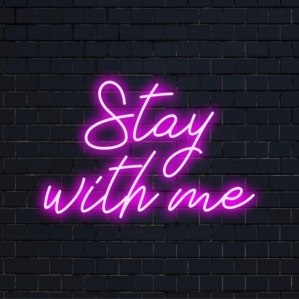 LED-neonreclame met de tekst Stay With Me in levendige kleuren, het perfecte gepersonaliseerde decoratiestuk voor elke ruimte.