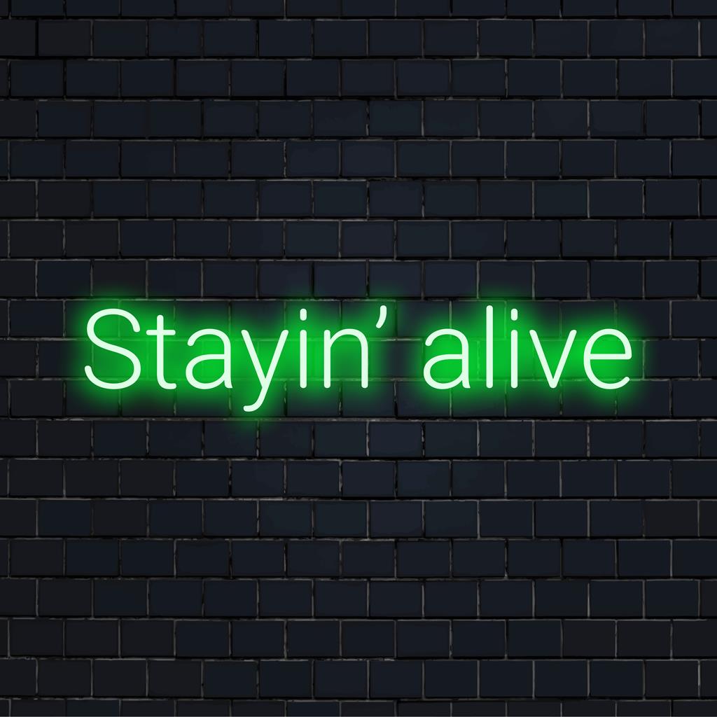 Op maat gemaakt LED-neonbord met de iconische tekst Stayin' Alive, perfect voor een levendige neondecoratie in huis of op kantoor.