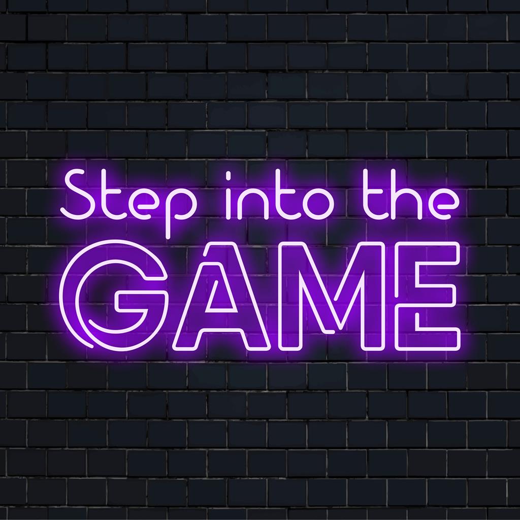 Een op maat gemaakt LED-neonbord met de tekst Step Into The Game, ideaal voor een levendige kamerinrichting en een motiverende sfeer.