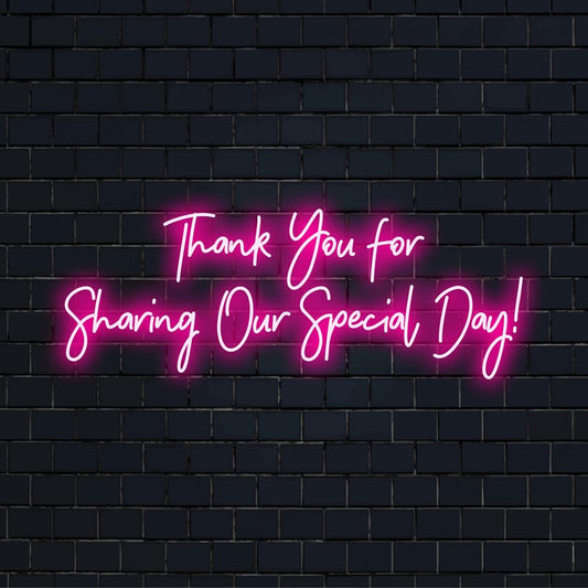Een aangepast LED-neonbord met de tekst 'Bedankt voor het delen van onze speciale dag!', perfect voor gepersonaliseerde evenementen of vieringen.