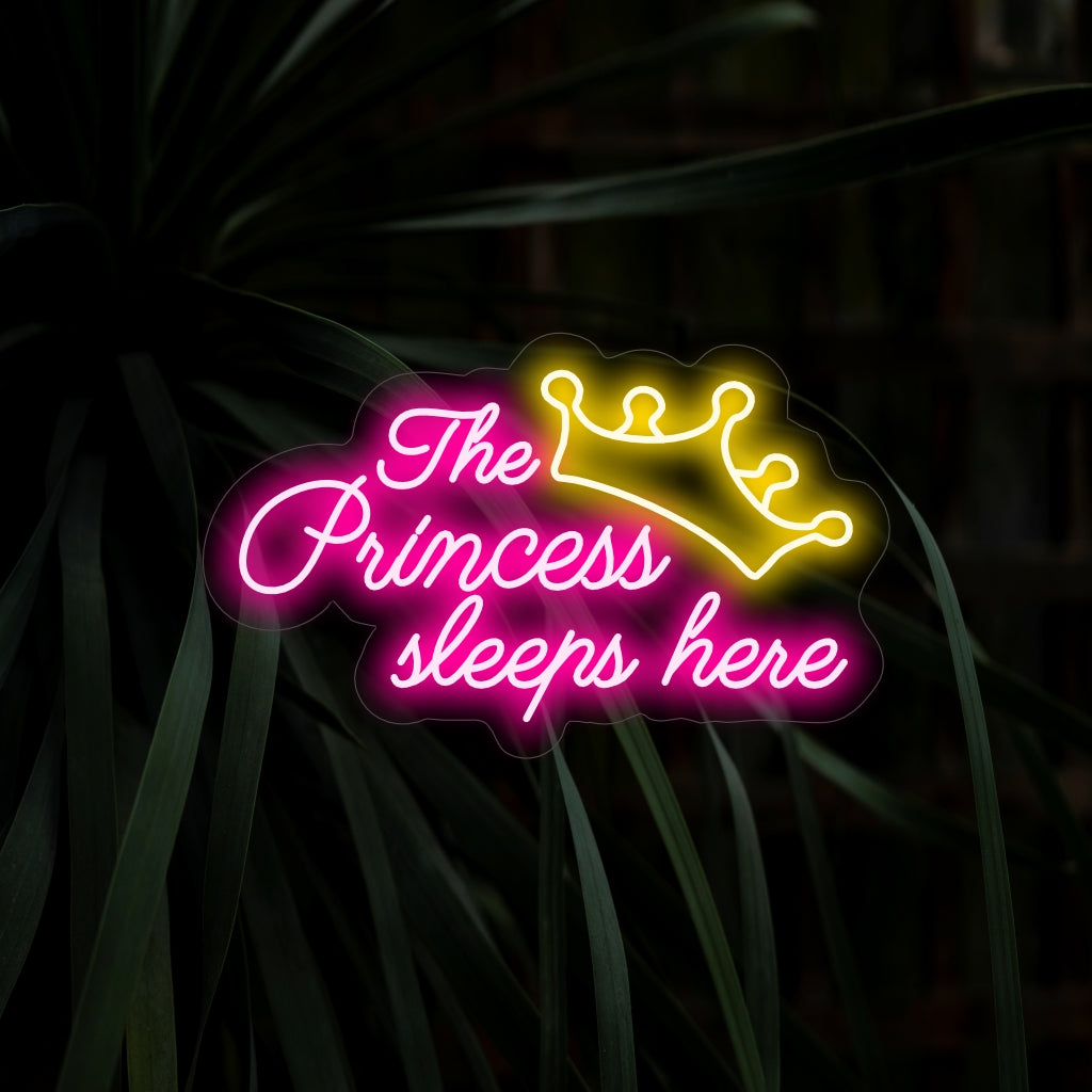 Het neonbord "The Princess Sleeps Here" betovert met zijn charmante tekst en werpt een zacht licht op de ruimte, waardoor er een sprookjesachtige magie ontstaat.