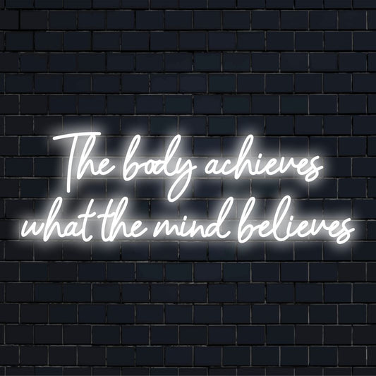 Op maat gemaakt LED-neonbord met de tekst The Body Achieves What The Mind Believes, ideaal als inspirerende neon-muurdecoratie.