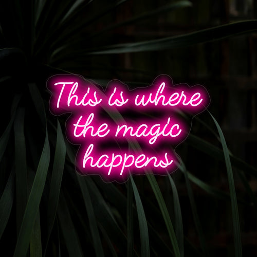 Het neonbord "This Is Where the Magic Happens" betovert met zijn speelse boodschap en werpt een speelse gloed op die creativiteit en verbeelding in uw ruimte aanwakkert.