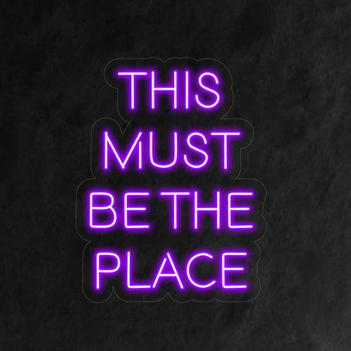 "This Must Be the Place Neon Sign" roept nostalgie op met zijn gastvrije boodschap en werpt een warme gloed op die het comfort en de vertrouwdheid van een speciale plek in uw ruimte viert.