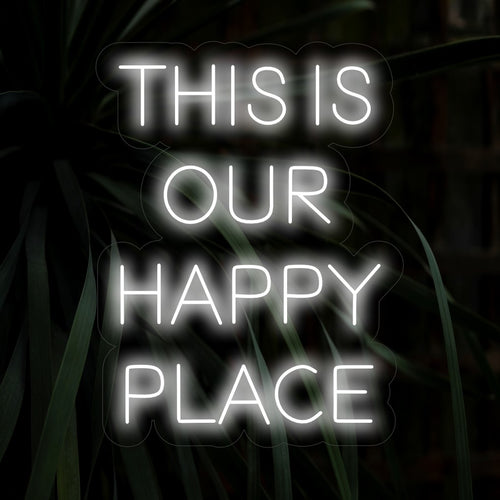 Het neonbord "This is Our Happy Place" verspreidt vrolijkheid met zijn feestelijke boodschap en zorgt met een warme gloed voor een sfeer van positiviteit en liefde in uw ruimte.
