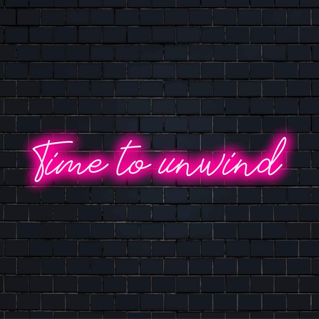 Levendig LED-neonbord met de tekst Time To Unwind, dat inspirerende kunst en moderne decoratie combineert in een op maat gemaakte gloed.