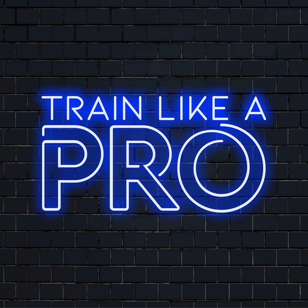 Op maat gemaakt, handgemaakt LED-neonbord met de tekst Train Like A Pro 2 in levendige neonkleuren; optimale motiverende neonmuurkunst.