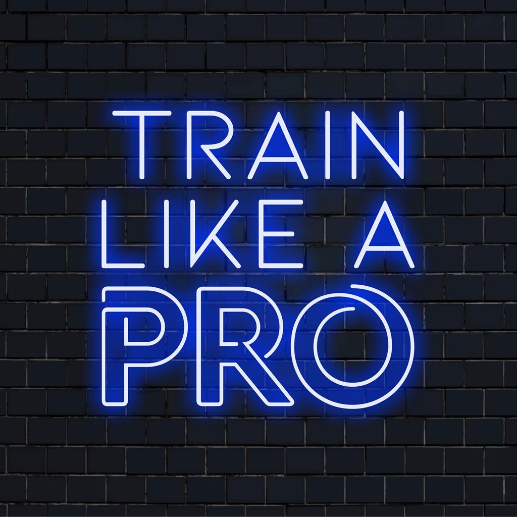 Levendig LED-neonbord met de tekst Train Like A Pro zorgt voor motiverende vibes, perfect voor elke trainingsruimte. Energieke neonkunst aan de muur.