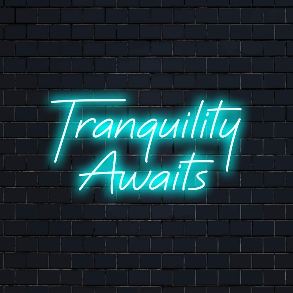 Op maat gemaakt LED-neonbord met de tekst Tranquility Awaits in levendige tinten; perfecte neonverlichting voor een rustgevende ambiance.