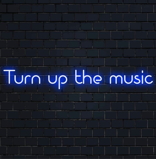 Op maat gemaakt LED-neonbord met de tekst Turn Up The Music in levendige kleuren, ideaal voor een energieke inrichting en muziekliefhebbers.