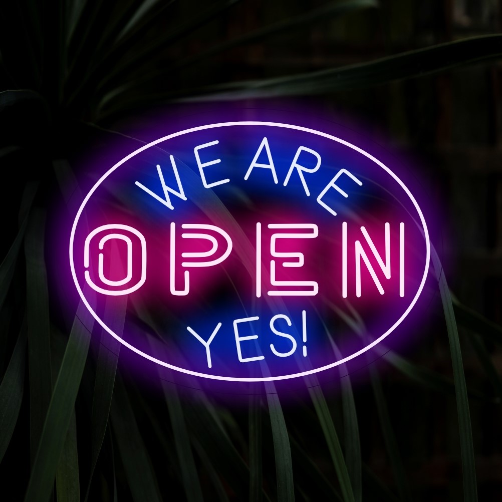 "We Are Open Yes! Neon Sign" straalt enthousiasme uit met zijn bevestigende licht, waardoor er een energieke en gastvrije sfeer in uw ruimte ontstaat.