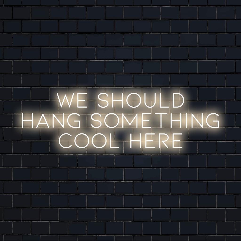 Op maat gemaakt LED-neonbord met de tekst Hier Moeten We Iets Leuks Ophangen, perfect om een ​​chique sfeer toe te voegen aan uw interieur.