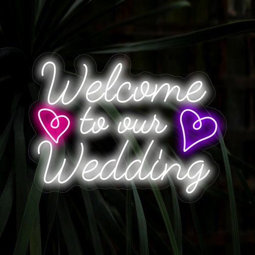 "Welcome To Our Wedding Neon Sign" nodigt u uit met vreugde en viert met zijn neonlicht de verbintenis van twee harten op uw trouwlocatie.