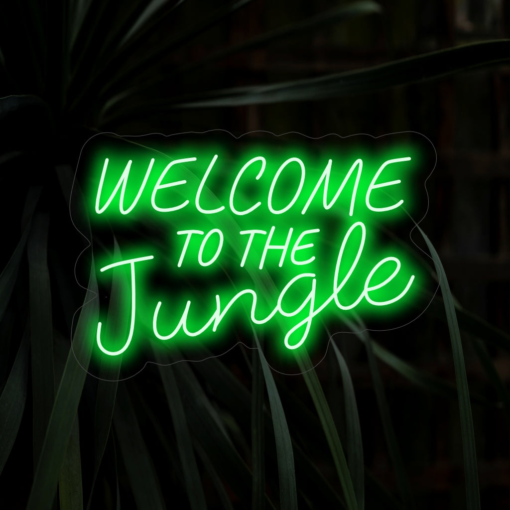 "Welcome To The Jungle Neon Sign" brengt de ongerepte schoonheid van de jungle tot leven met zijn levendige gloed en creëert een sfeer van opwinding en avontuur in uw ruimte.