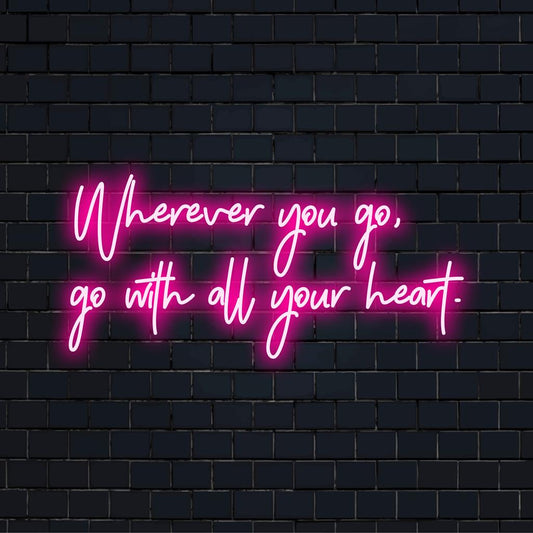 Een op maat gemaakt LED-neonbord met de tekst 'Wherever You Go, Go With All Your Heart', perfect voor inspirerende neondecoraties thuis of op kantoor.