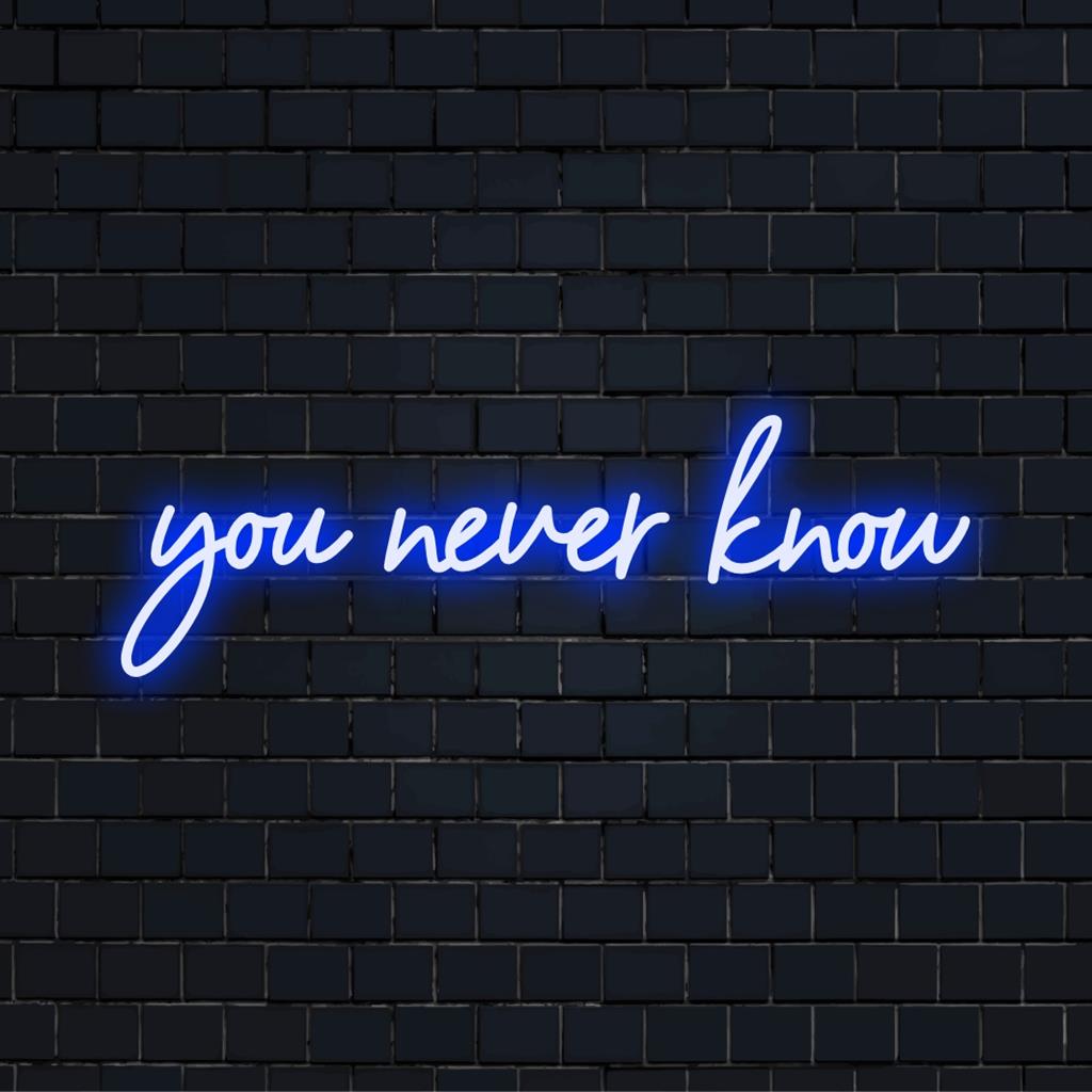 Een levendig LED-neonbord met de tekst 'Je weet maar nooit' in een elegant lettertype. Perfect voor een moderne inrichting en een persoonlijke sfeer.