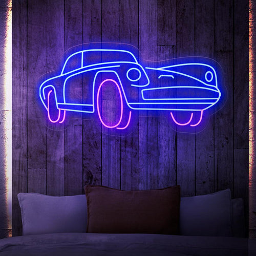 Een boeiend neonreclame die de voorkant van een gestroomlijnde en stijlvolle auto toont. De neonlichten verlichten de karakteristieke kenmerken van de auto en benadrukken het aerodynamische ontwerp en de moderne esthetiek.