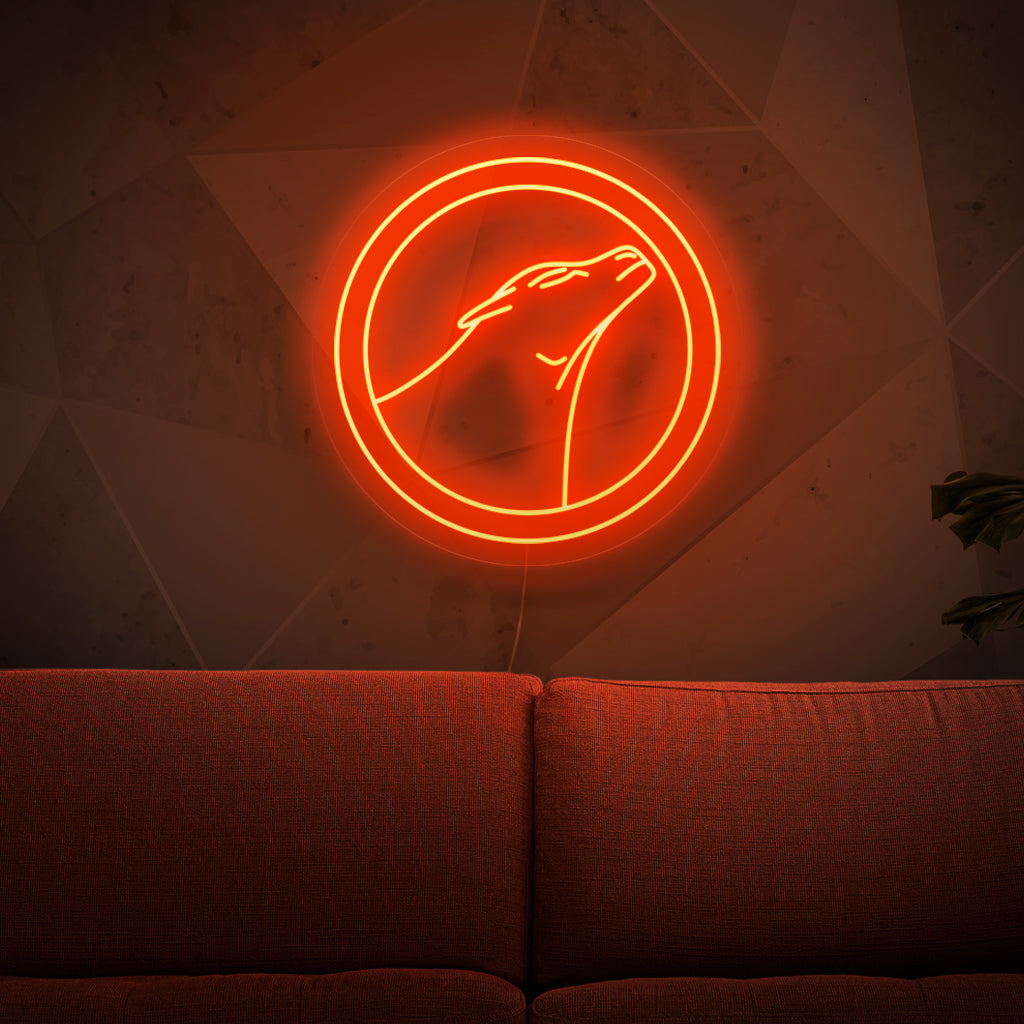 Het neonbord in de vorm van een leeuwin is een krachtige aanvulling op een decoratie met een dierenthema. Het straalt kracht uit en verspreidt een betoverend licht.