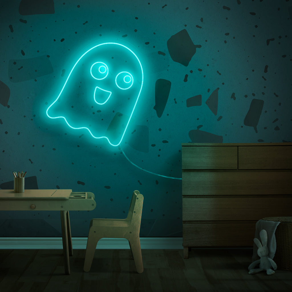Een nostalgisch neonbord met een Pacman-spook, dat doet denken aan het klassieke retro-gametijdperk.