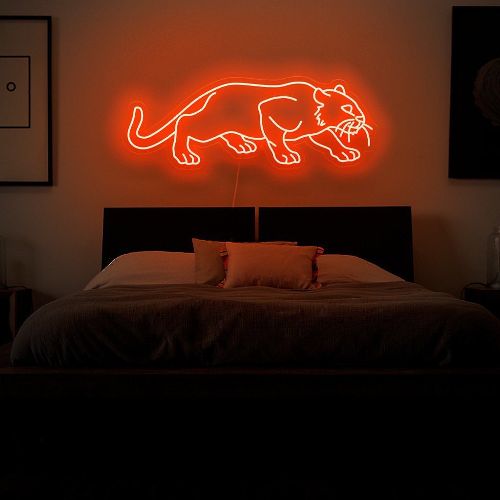 Handgemaakt neonbord in de vorm van een panter, een symbool van kracht en gratie, perfect om een ​​vleugje felheid aan uw interieur toe te voegen.