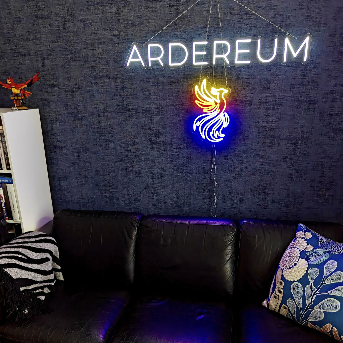 Wit ARDEREUM-kantoorlogo in LED-neon op een donkere wand met structuur.