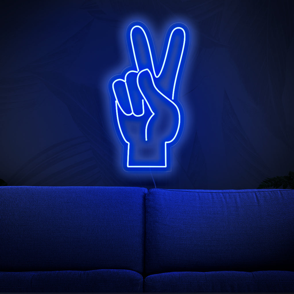 Een levendig neonbord met een hand die het vredessymbool maakt. Het kleurrijke ontwerp staat symbool voor een vredesthema.